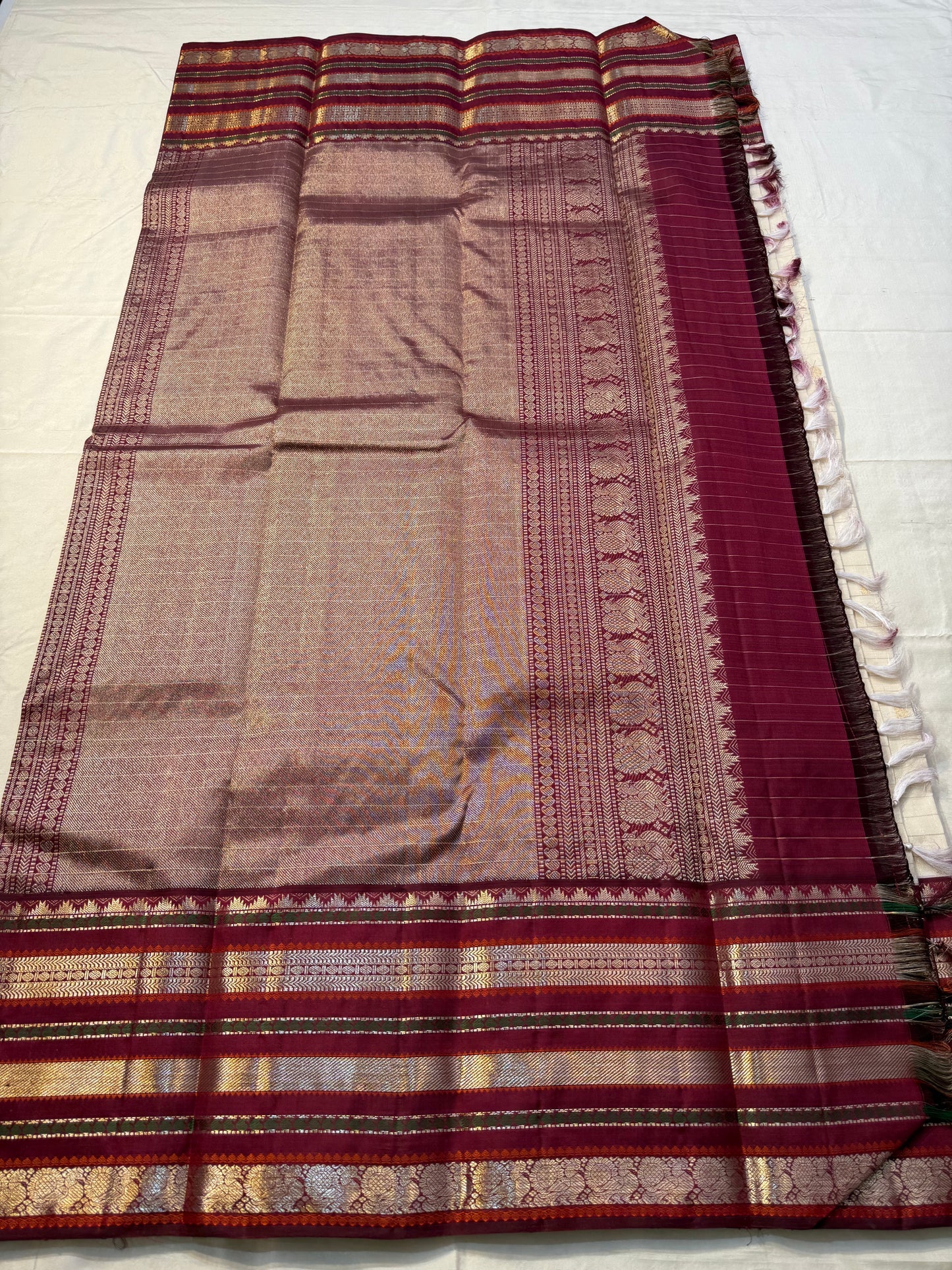 Ivory Arakku Varisaipet Trellis ✨
Pure Kanchipuram Silk with gold buttas & maroon korvai borders
Silk Mark Certified • Free USA Shipping • Ships in Two Weeks ✅