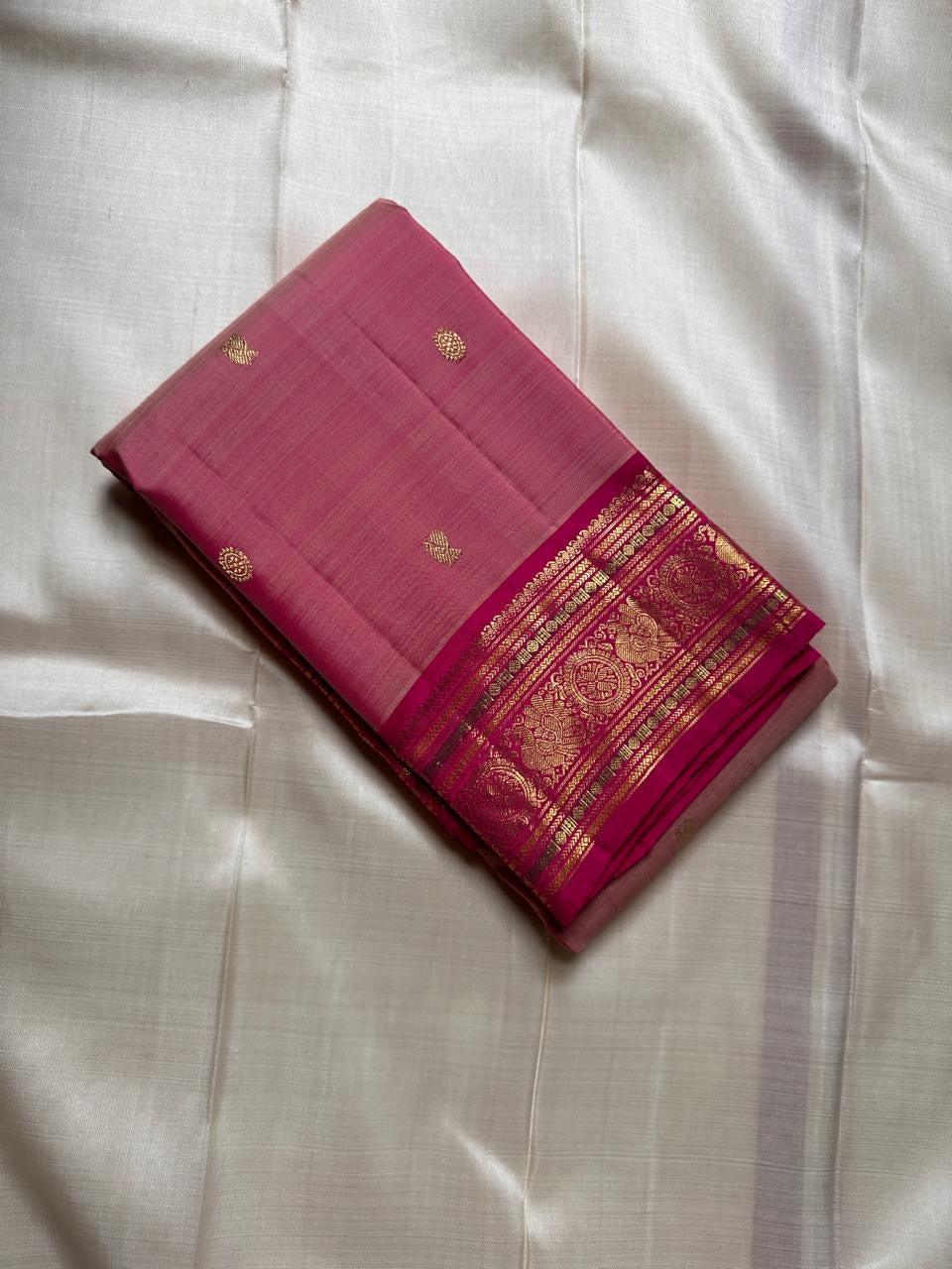 Rose Radiance ✨ – Pure Kanchipuram Silk Saree in Pink

Korvai Raspberry-Pink Border with Floral & Medallion Zari Panels; Magenta Selvedge
Body in Rose Pink with Gold Buttas
Rich Magenta Zari Brocade Pallu with
Silk Mark Certification