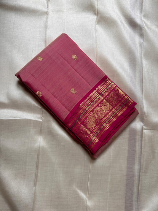 Rose Radiance ✨ – Pure Kanchipuram Silk Saree in Pink

Korvai Raspberry-Pink Border with Floral & Medallion Zari Panels; Magenta Selvedge
Body in Rose Pink with Gold Buttas
Rich Magenta Zari Brocade Pallu with
Silk Mark Certification