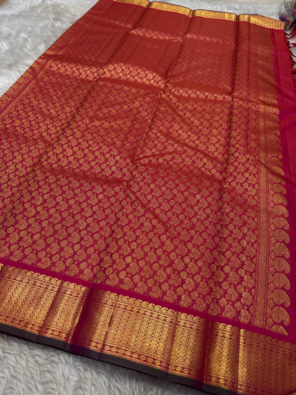 Rani Kili Butta Vairaoosi — Pure Silk Kanchipuram Saree
Rani-pink body with zari buttas & twin parrot motifs, antique-gold coin borders with emerald selvedge
Rich red-orange vairaoosi pallu with rosette brocade, matching blouse included
Silk Mark Cert