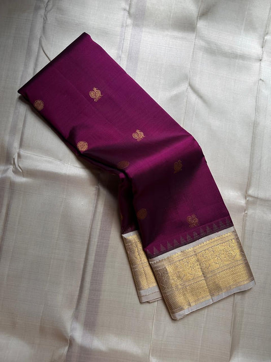 Varuni — Deep Purple & Magenta Shot Kanchipuram Silk Saree
Gold Zari Peacock Motifs on Luxurious Pure Silk
Antique Gold Korvai Border with Gandaberunda Design
Intricate Temple-Inspired Pillayar Moggu Detailing
Silk mark certified