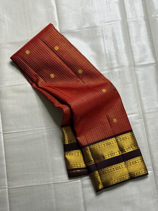 Amber Cocoa – Pure Kanchipuram Silk Saree
Warm cocoa-brown body with elegant zari kattam checks & buttas ✨
contrast border richly woven with zari motifs
zari pallu adorned with intricate patterns
Silk Mark Certified, ships in two weeks