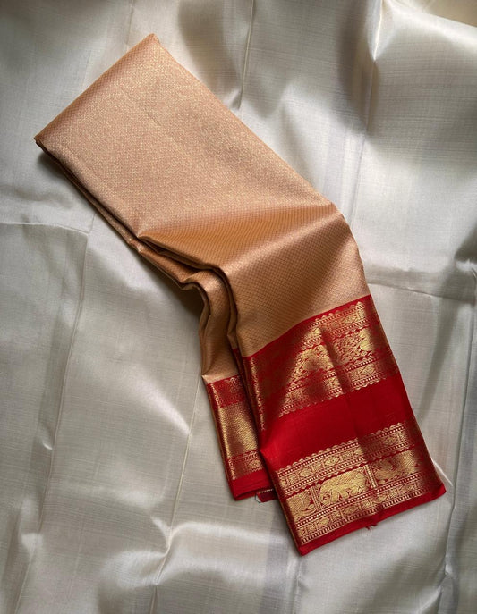 Mahi ✨
Golden-Beige Diamond Zari Kanchipuram Silk
Vermilion Red Rettapet Border with Elephant & Peacock Motifs
Grand Gold Zari Brocade Pallu
Silk Mark Certified | Handloom Heirloom