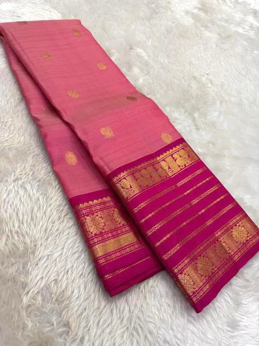 “Roja” Petal Pink Kanchipuram Pure Silk Saree
Peacock & Floral Zari Buttas on Body
Raspberry Pink Varisaipet Border with Ornate Kamalam Gorgeous Grid Pattern Zari Pallu