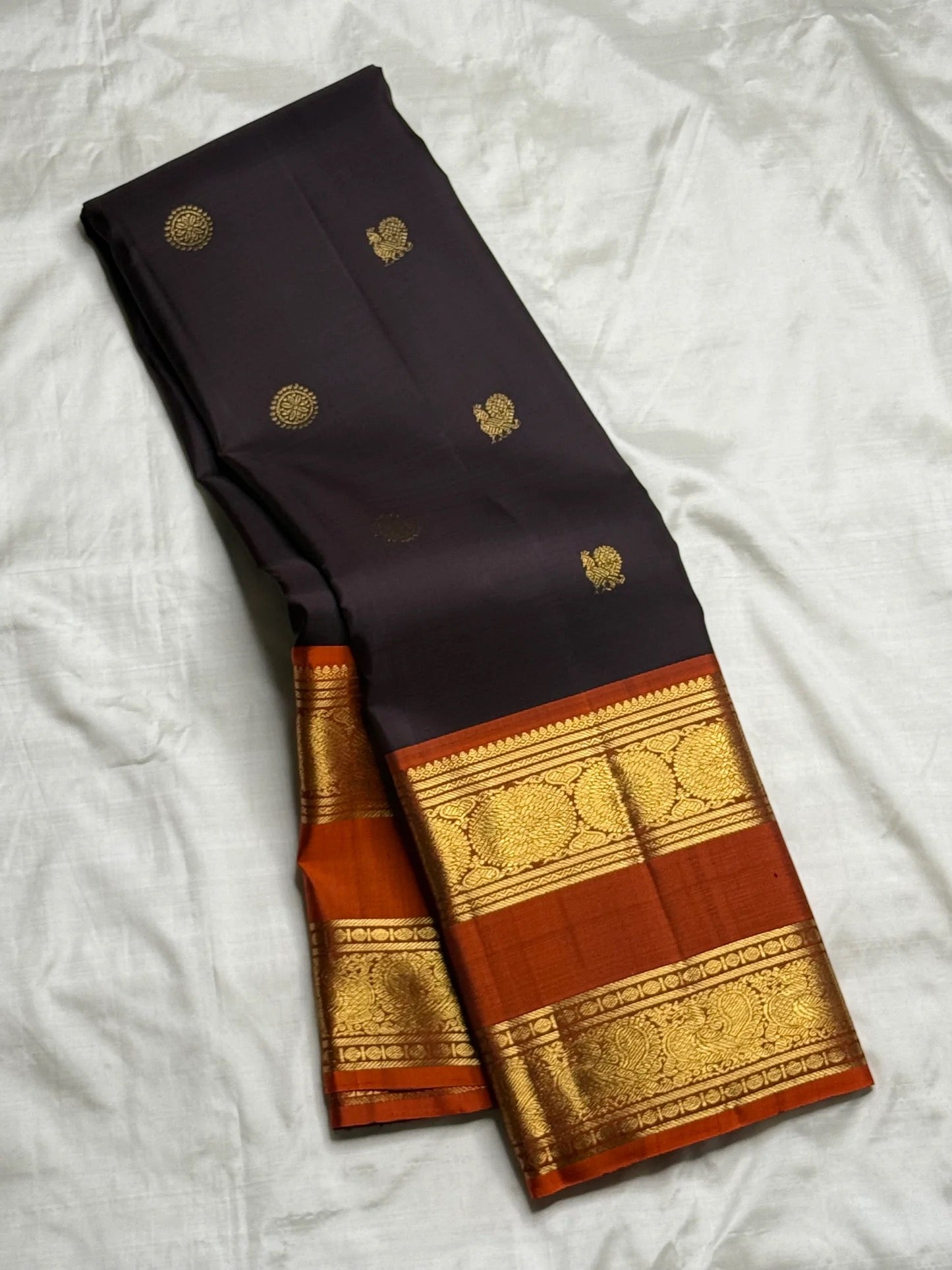 Handwoven dark charcoal pure silk Kancheepuram saree with rettapet border and rustic red pallu — Idam Living