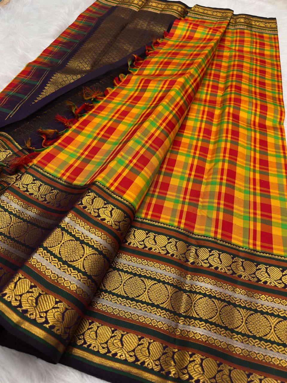 Forest green Varisaipet border with large Mayil Butta antique gold zari — Kancheepuram saree detail