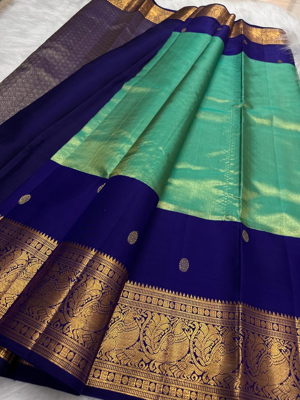 Broad pure gold zari pallu of the Kancheepuram Korvai saree with full-scale paisley compositions on royal blue ground