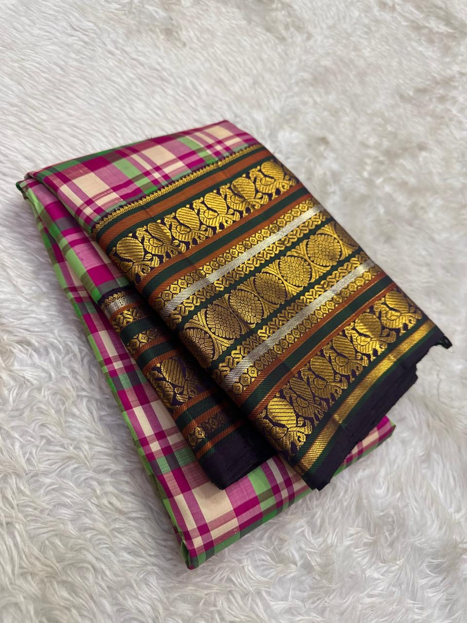 Forest green Yaanai Butta gold zari border detail of Kanchi Pattu Paalum Pazhamum saree