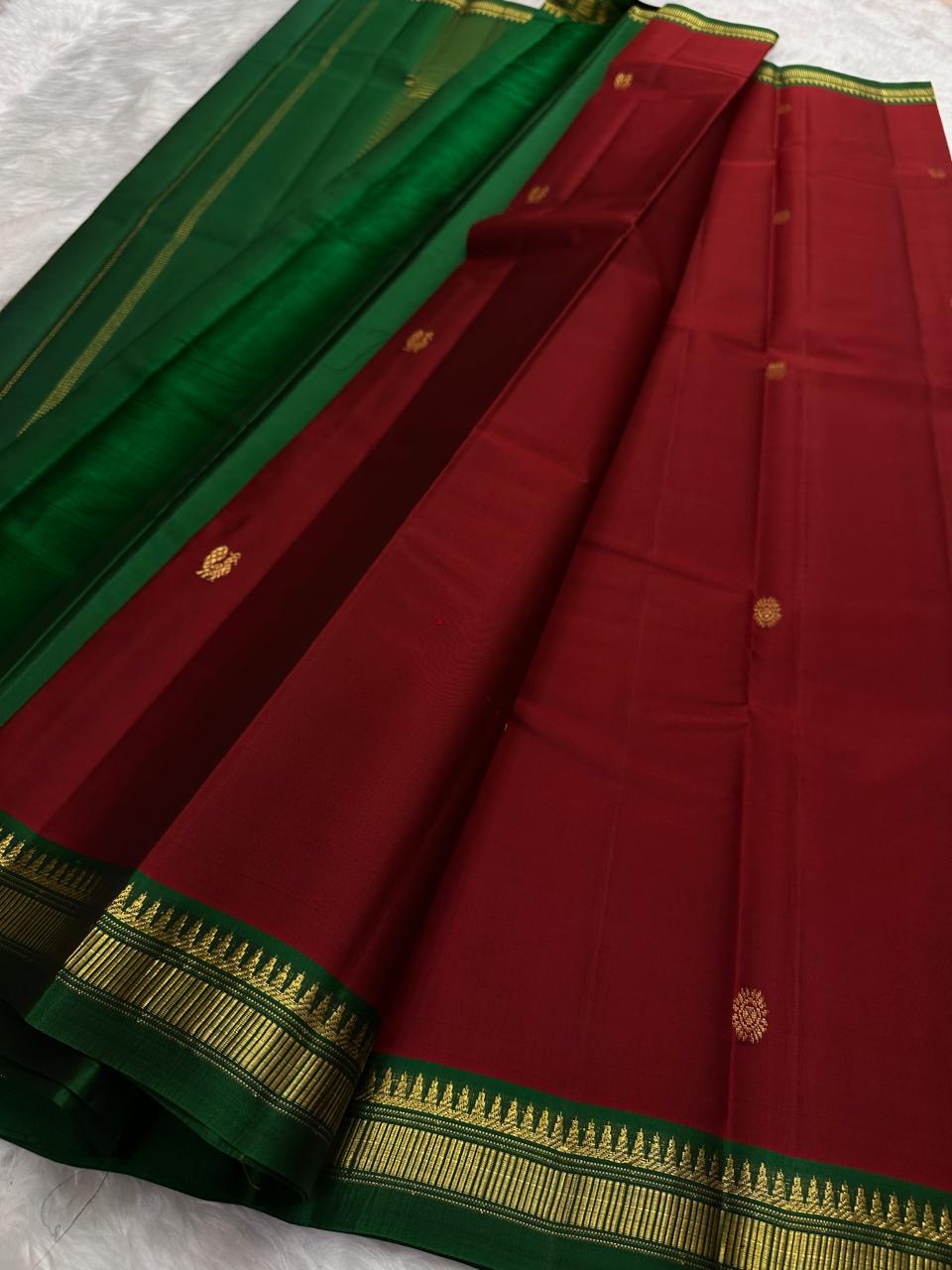 Bottle green Korvai border of the Kanjeevaram lightweight saree showing Pillayar Reku and KIB temple gopuram transition in gold zari