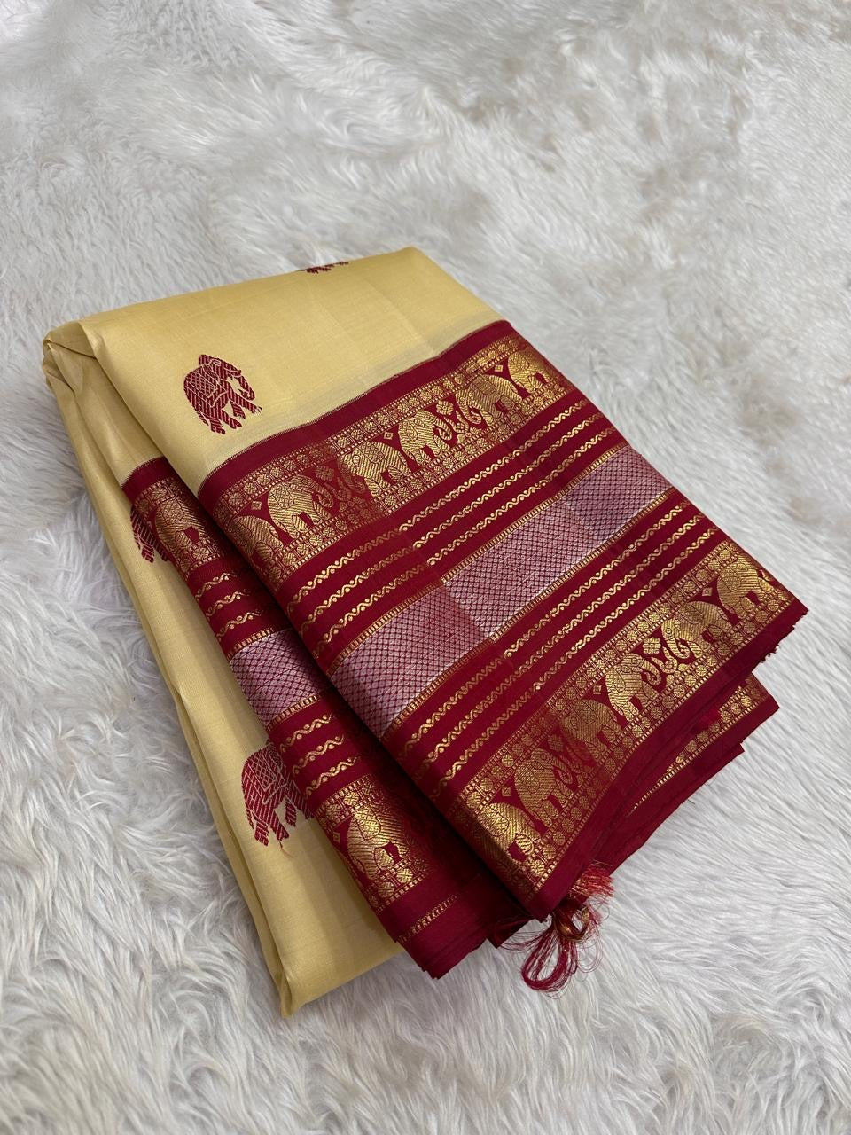 Antique gold Varisaipet border of the Kanchi Pattu saree with horizontal gold zari bands