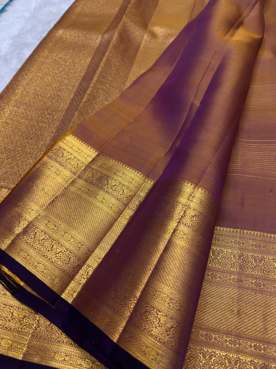 Deep green border with stacked heavy antique gold zari bands — Kanjipuram Veldhari Gandaberunda saree detail
