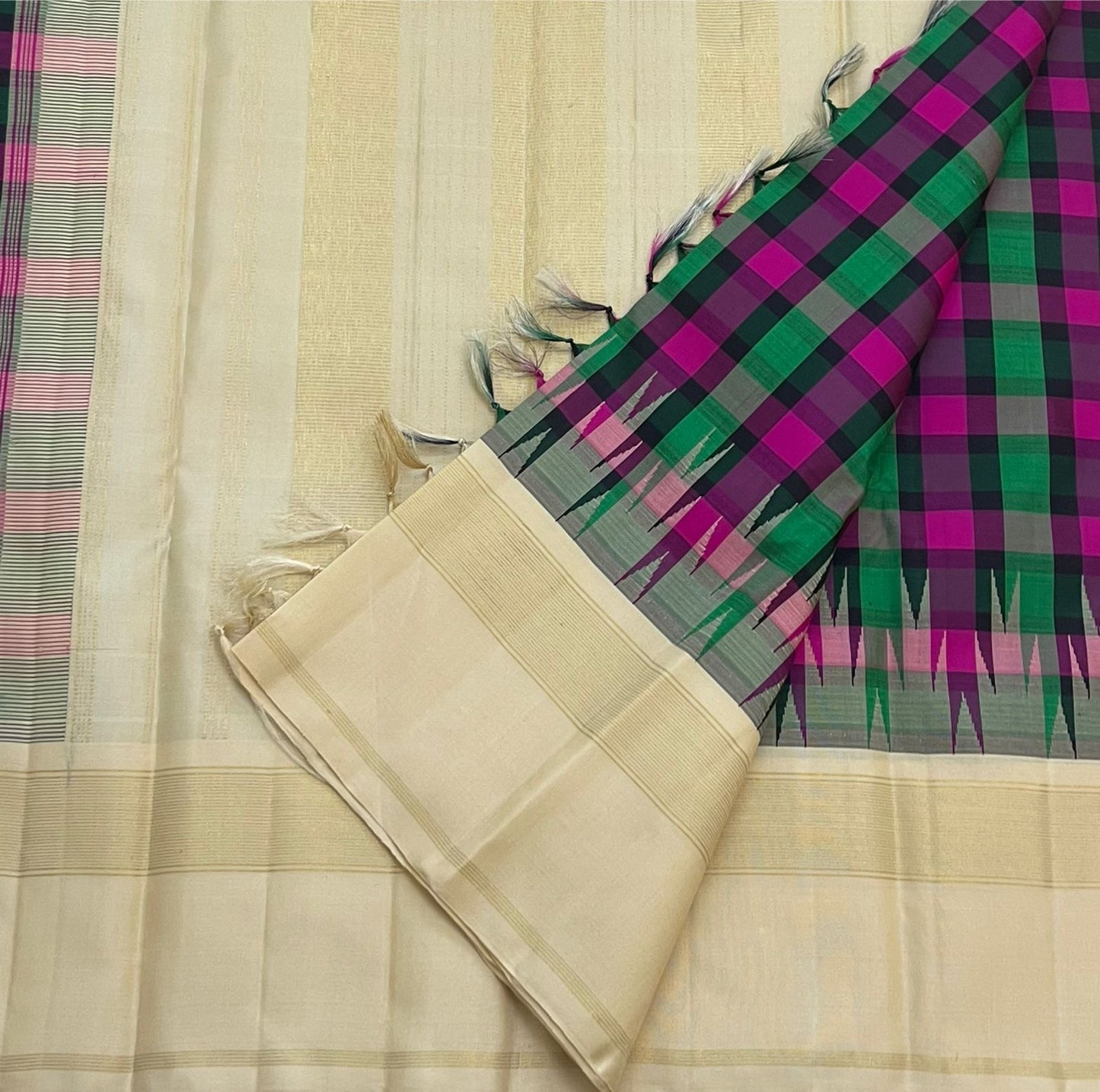 Ivory Thazhampoo Reku border detail on multicolour Kanchi Kattam handwoven pure silk Kanchipuram saree