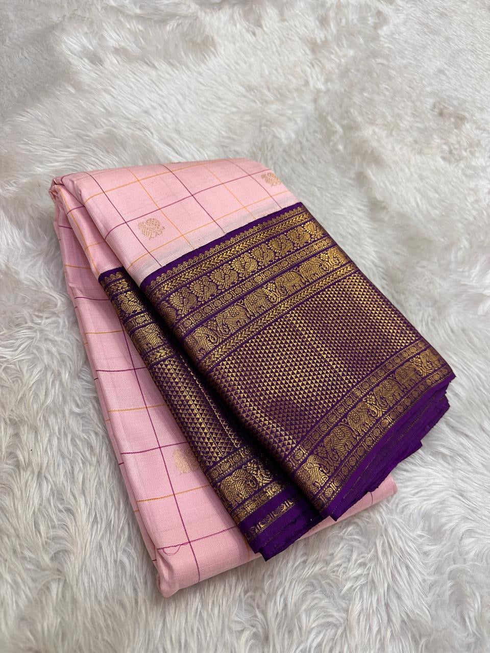 Floral Butta in antique gold zari within Zari Kattam grid — Kanjeevaram radiant pink body close-up