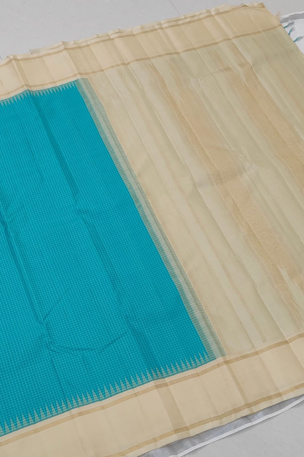 Ivory pallu of the Kanjipuram Kanchi Kattam saree with Rettapet parallel lines in pale gold zari