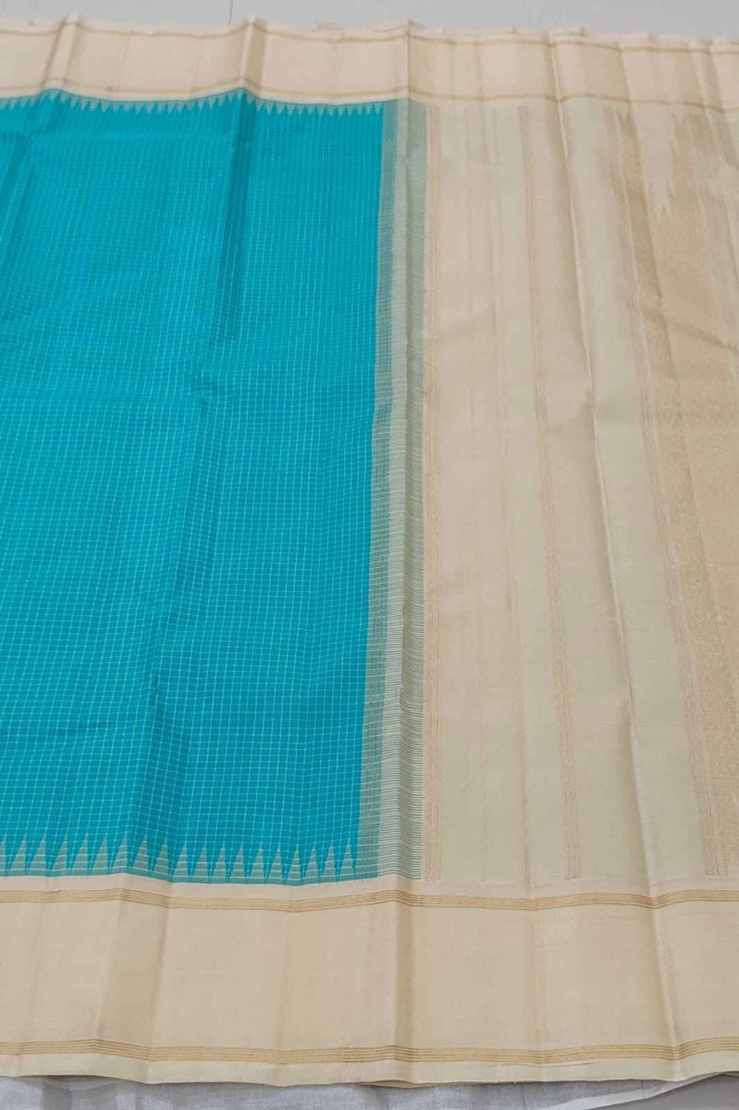 Ivory border of the Kanjipuram Kanchi Kattam saree showing the Pillayar Reku at the body-border junction in pale gold zari