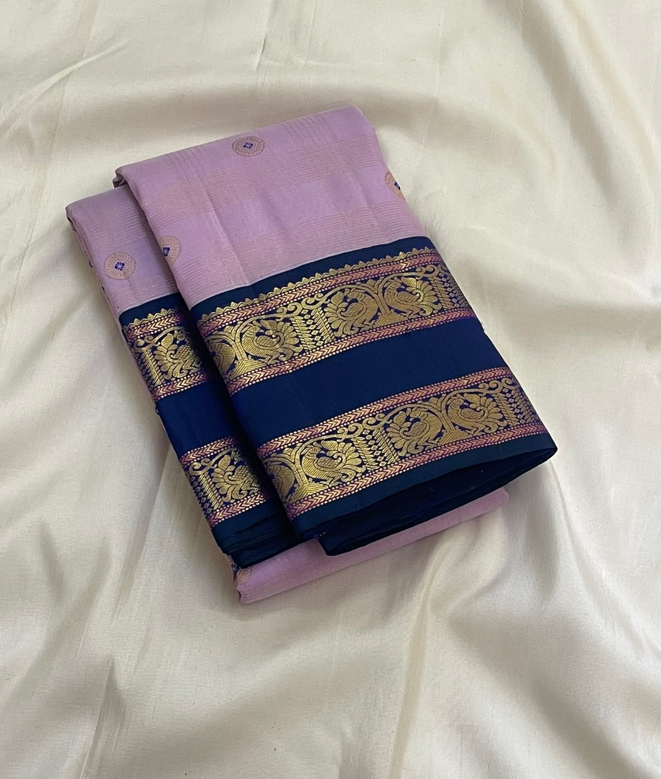 Circular Meenakari Kamalam Butta lotus motif in antique gold zari on lavender silk — Kanjipuram Butta body close-up