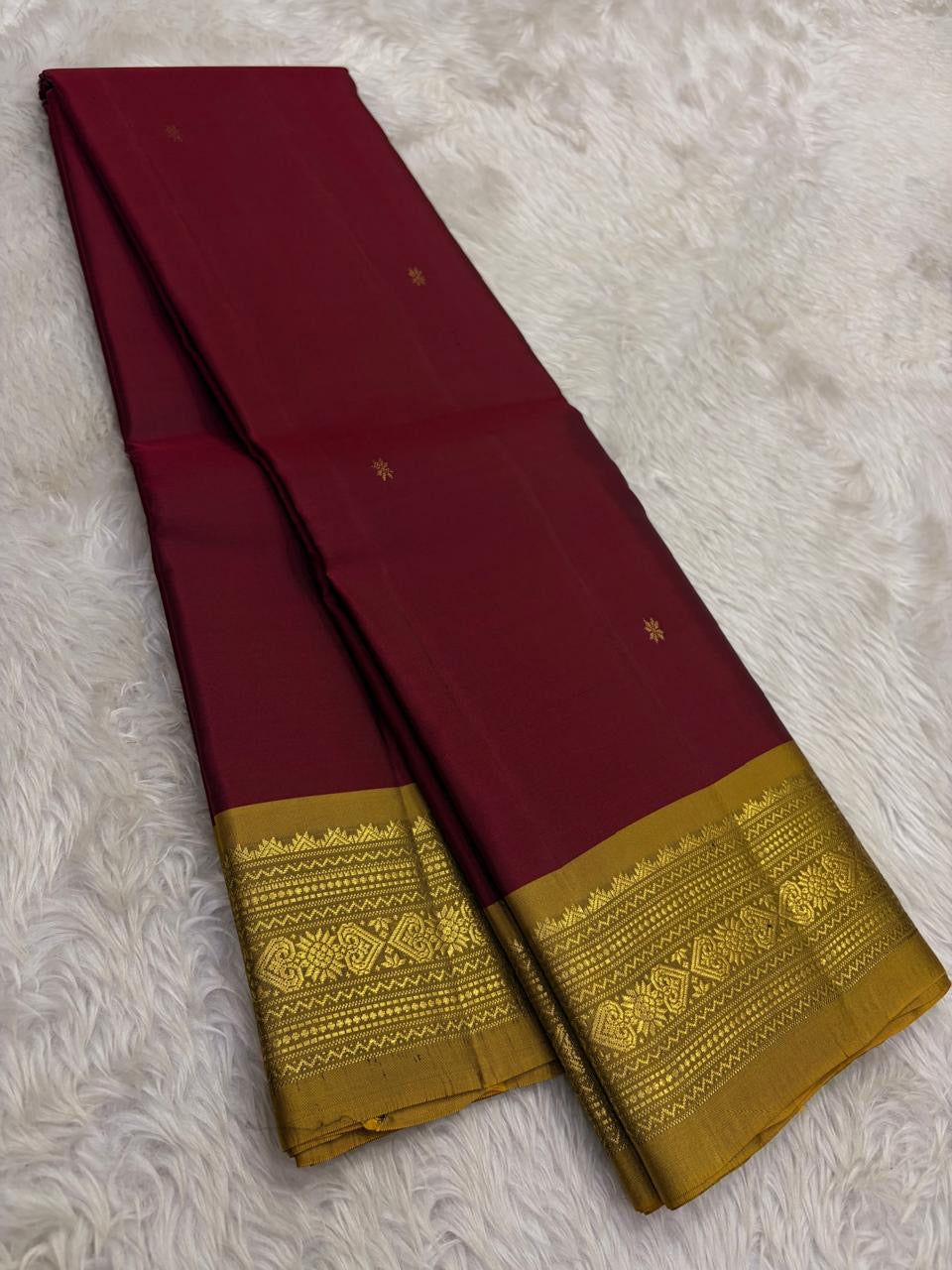 Pallu of the Kanjipuram lightweight saree in antique gold with dense Varisaipet multi-band zari structure