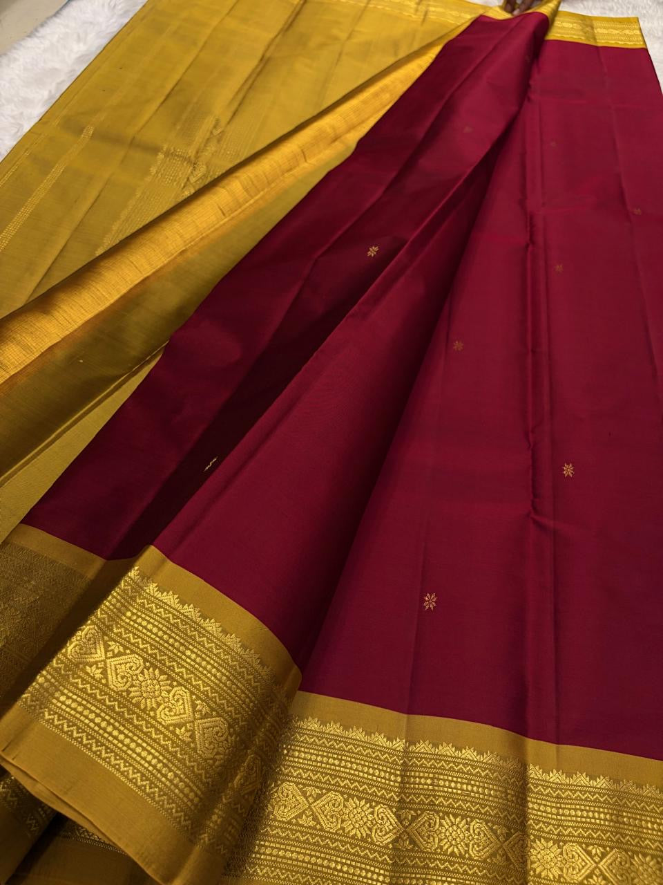 Grand antique gold Varisaipet border of the Kanjipuram lightweight saree with layered chevron, diamond-weave, and floral bands in gold zari