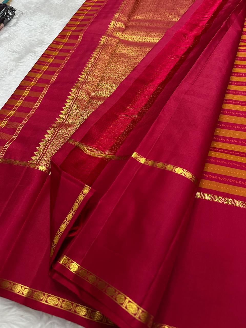 Arakku red Korvai border detail with narrow antique gold zari geometric band on handwoven Vazhaipu Veldhari Kanjipuram saree