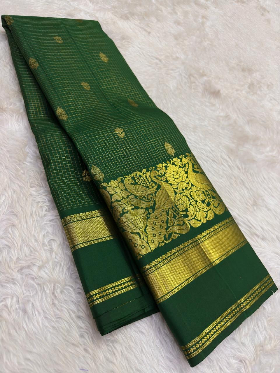 Close-up of forest green silk body with fine gold Zari Kattam grid and scattered Floral Butta — Kanjivaram saree