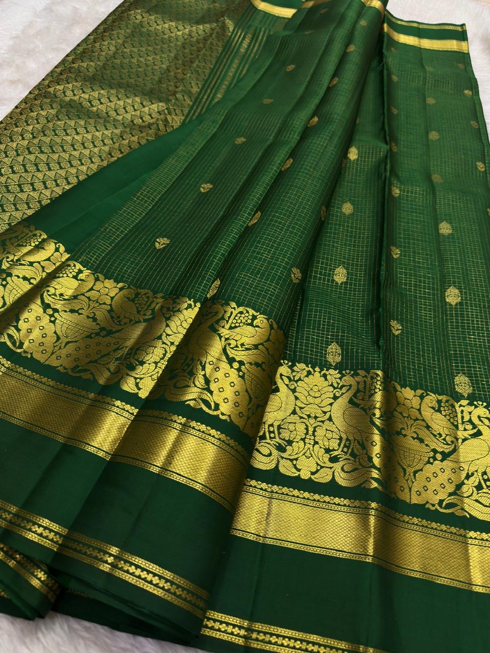 Heavy antique gold Mayil Butta peacock pallu on forest green ground — Kanjivaram Zari Kattam silk saree