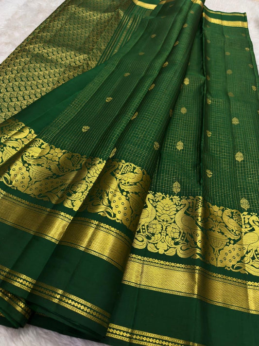 Heavy antique gold Mayil Butta peacock pallu on forest green ground — Kanjivaram Zari Kattam silk saree