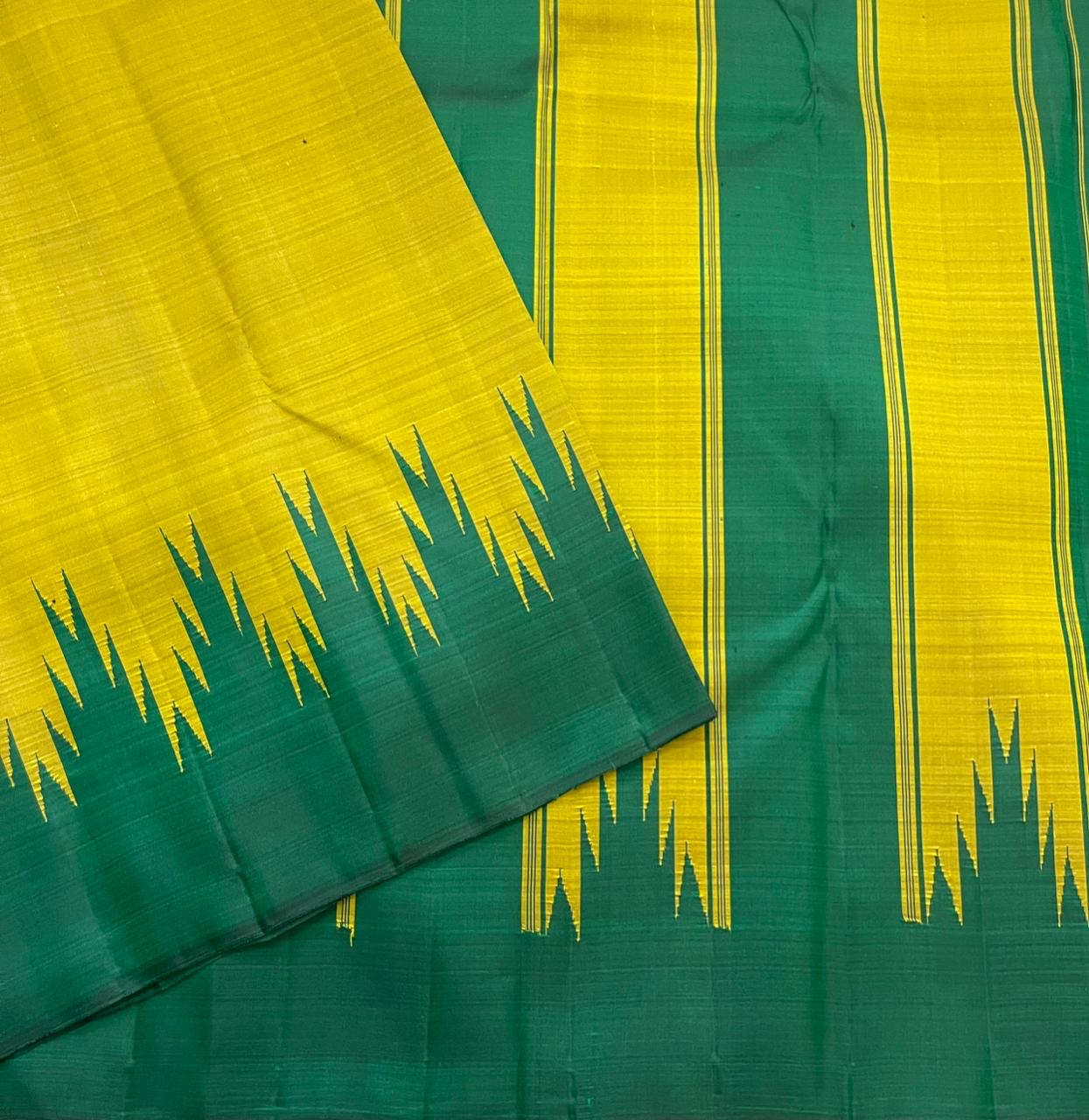 Thazhampoo Reku woven line detail along emerald green border of pure silk Kanjivaram saree