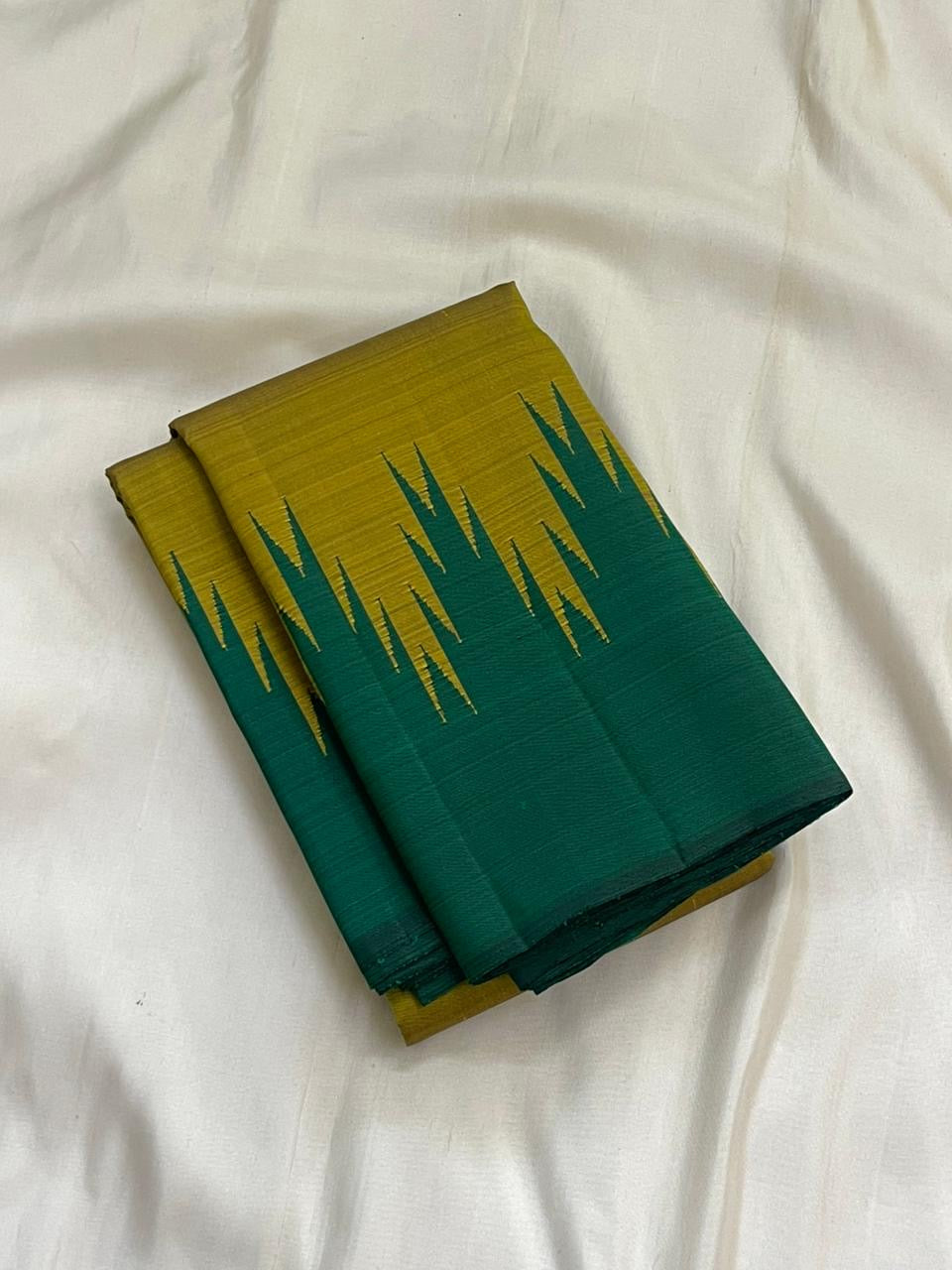 Golden mustard and emerald green handwoven pure silk Pattupet Kanchipuram saree overview