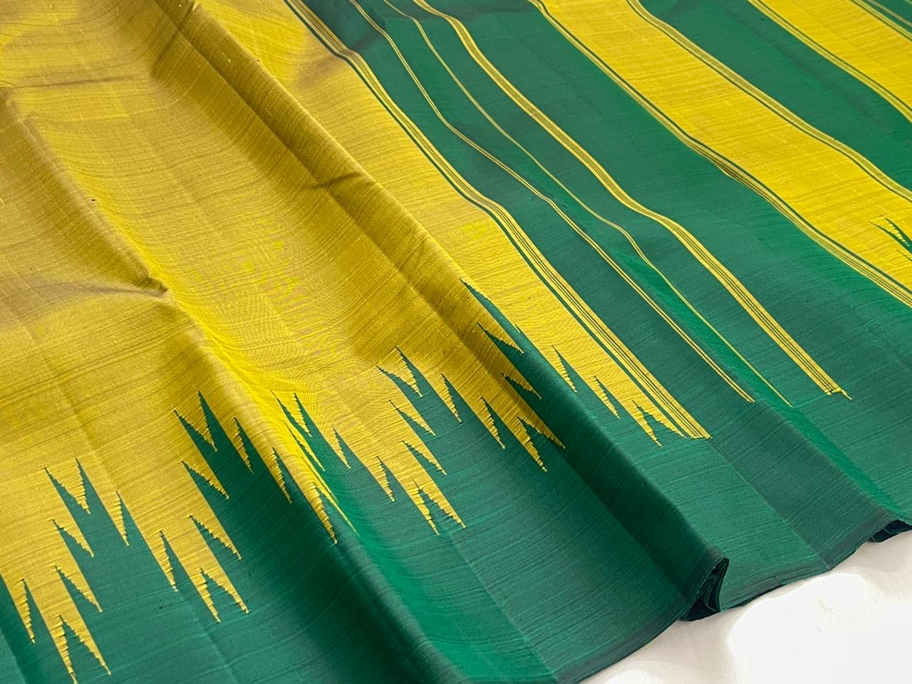 Thazhampoo Reku pandanus flower selvedge border on emerald green Kanjivaram saree