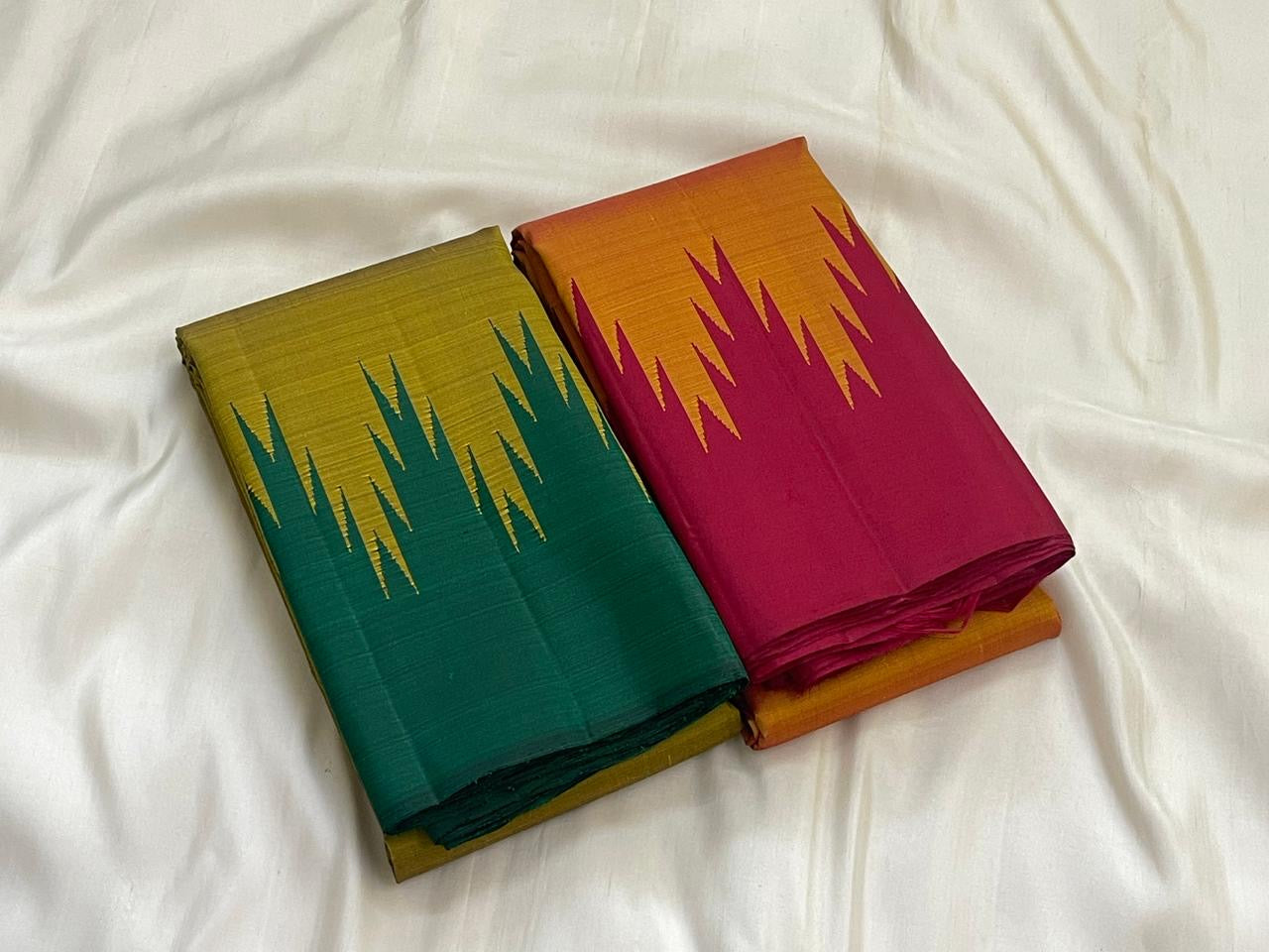 Emerald green border showing Thazhampoo Reku repeated motif on handwoven Kancheepuram saree