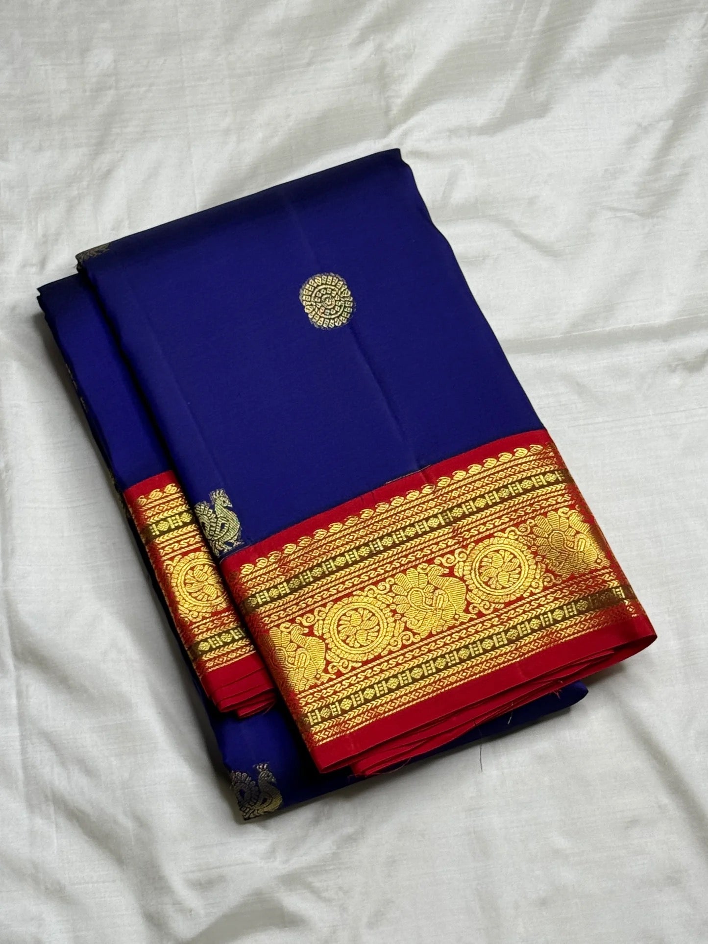 Red Kanchipuram pallu with large Kamalam medallion motifs in full-breadth gold zari — full spread