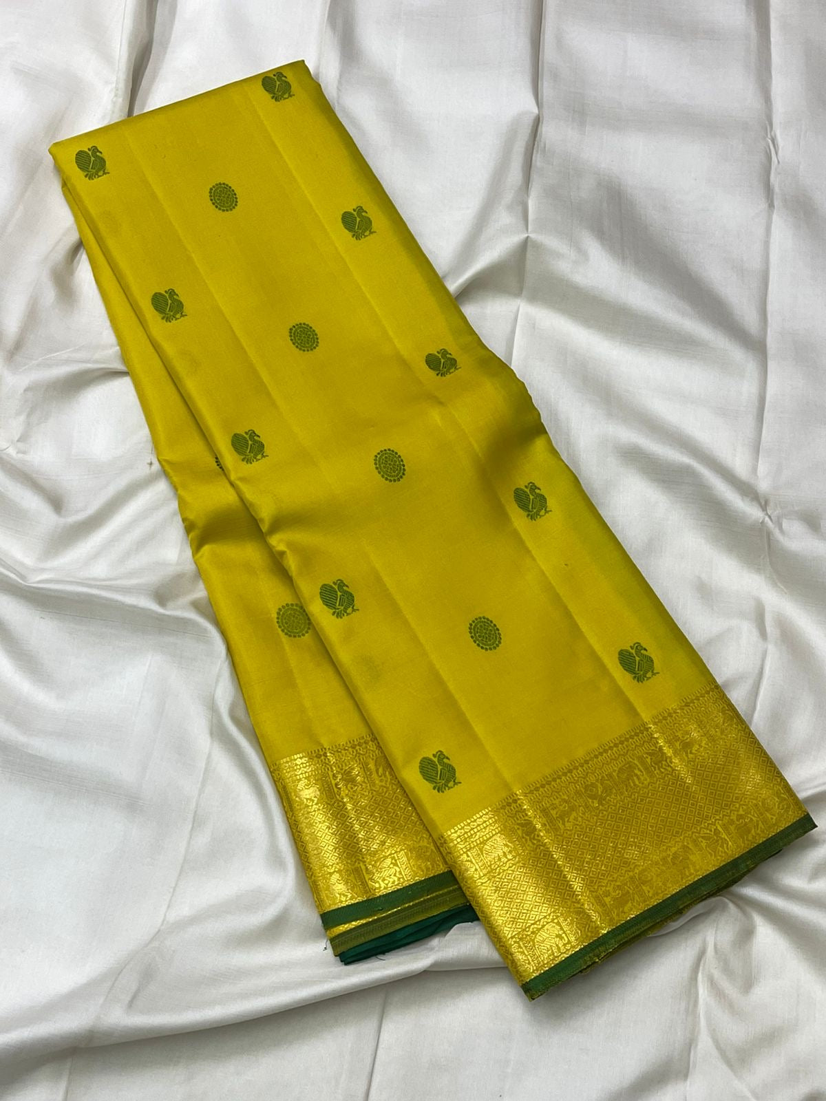 Yellow and green handwoven pure silk Butta Kanchipuram saree with Kili butta overview