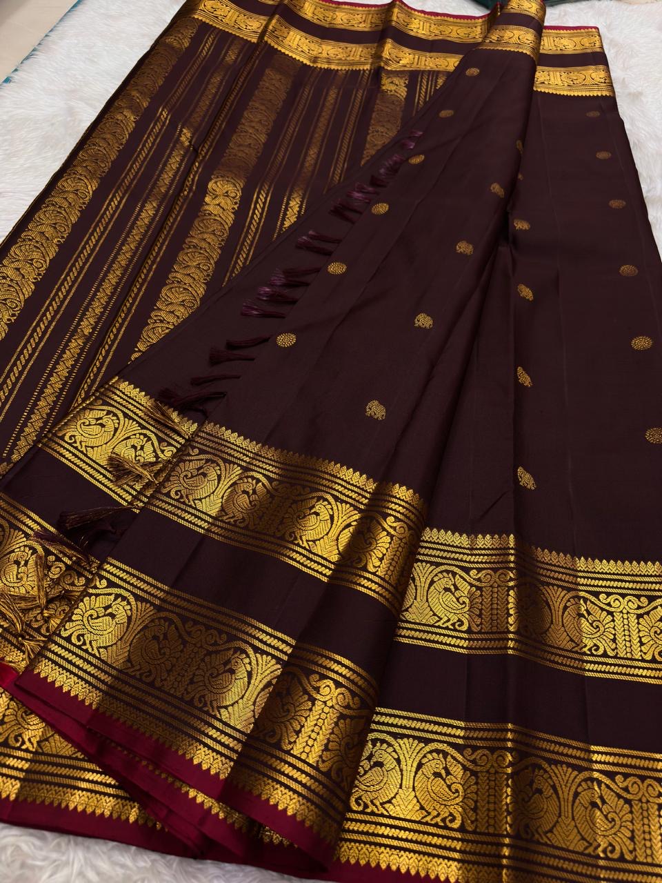 Close-up of the Annapakshi gold zari Rettapet border