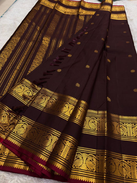 Close-up of the Annapakshi gold zari Rettapet border