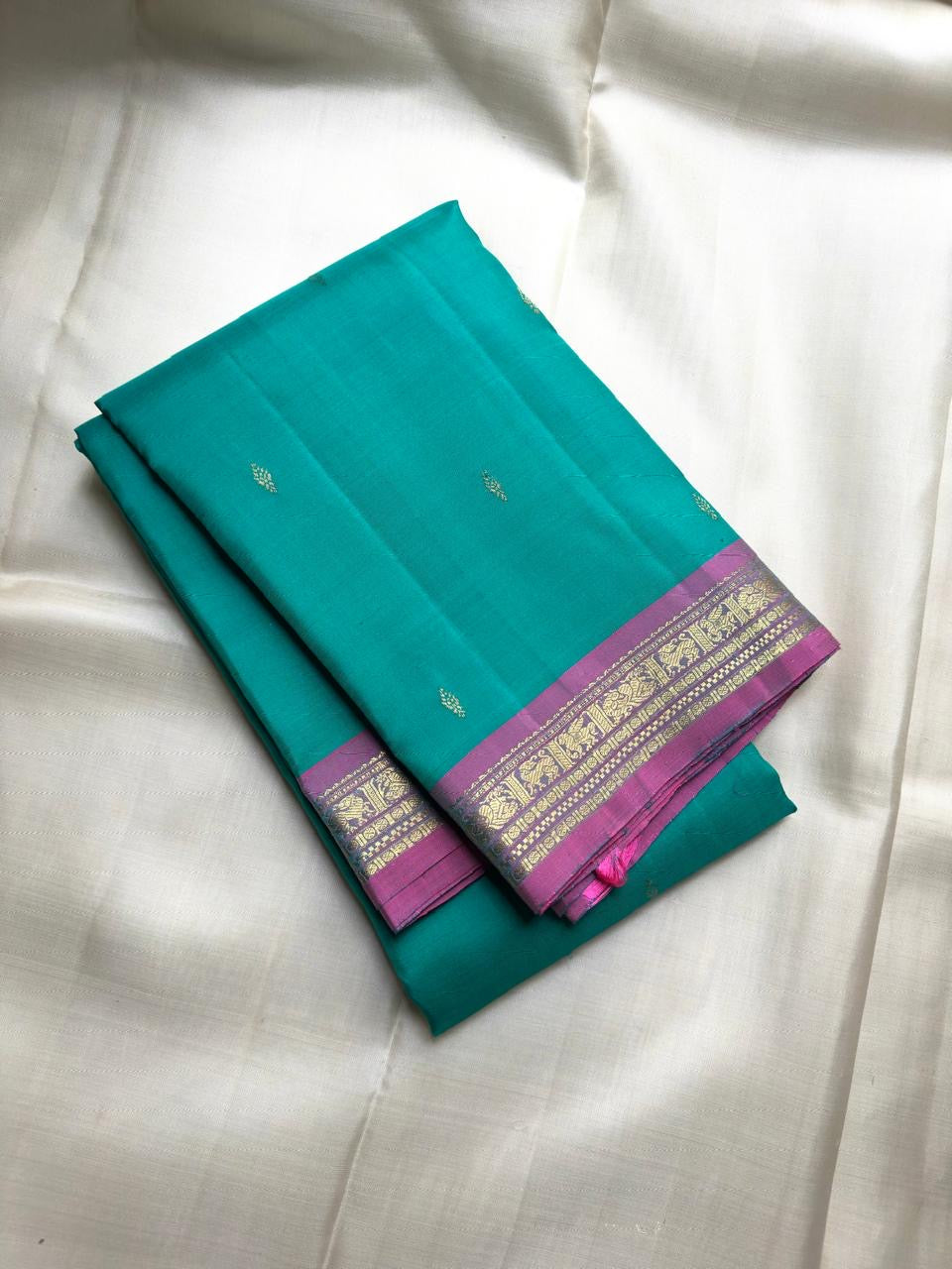 Rani Pink contrast border in antique gold on Aqua Turquoise Kanjivaram saree.