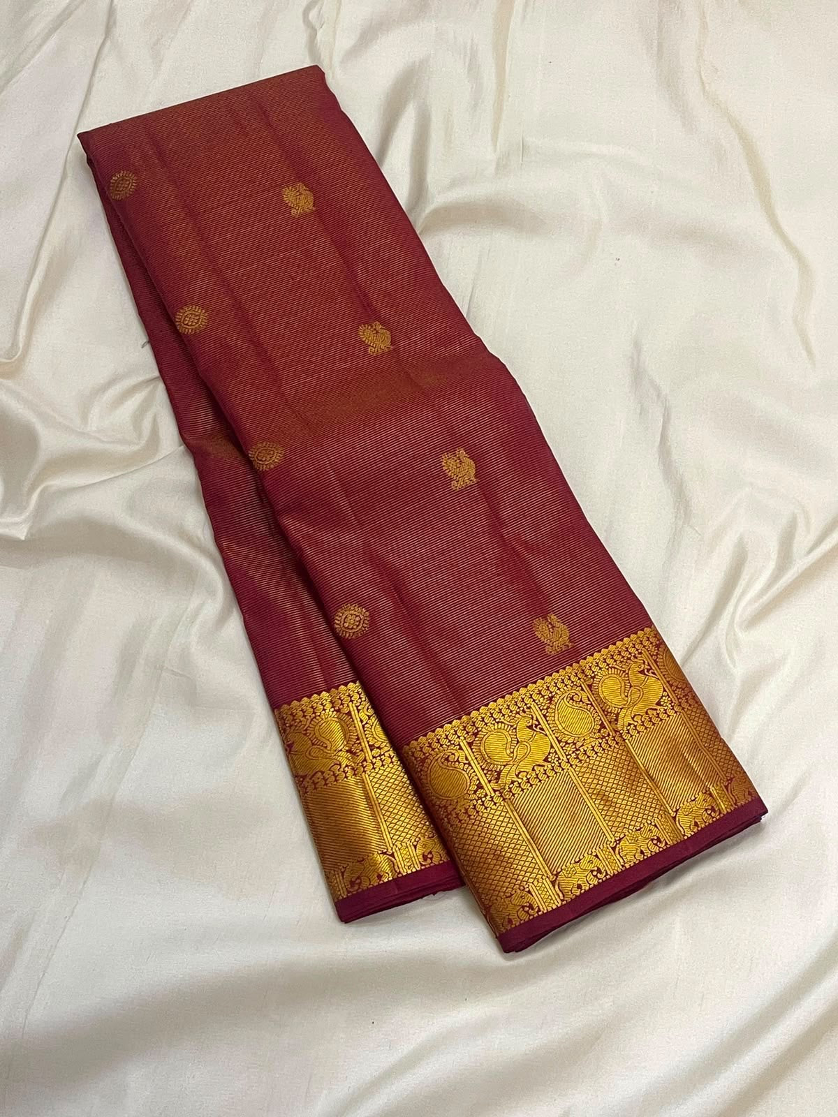 Full view of the Arakku maroon handwoven Pure Silk Kanjivaram Vairaoosi saree with Maanga zari border
