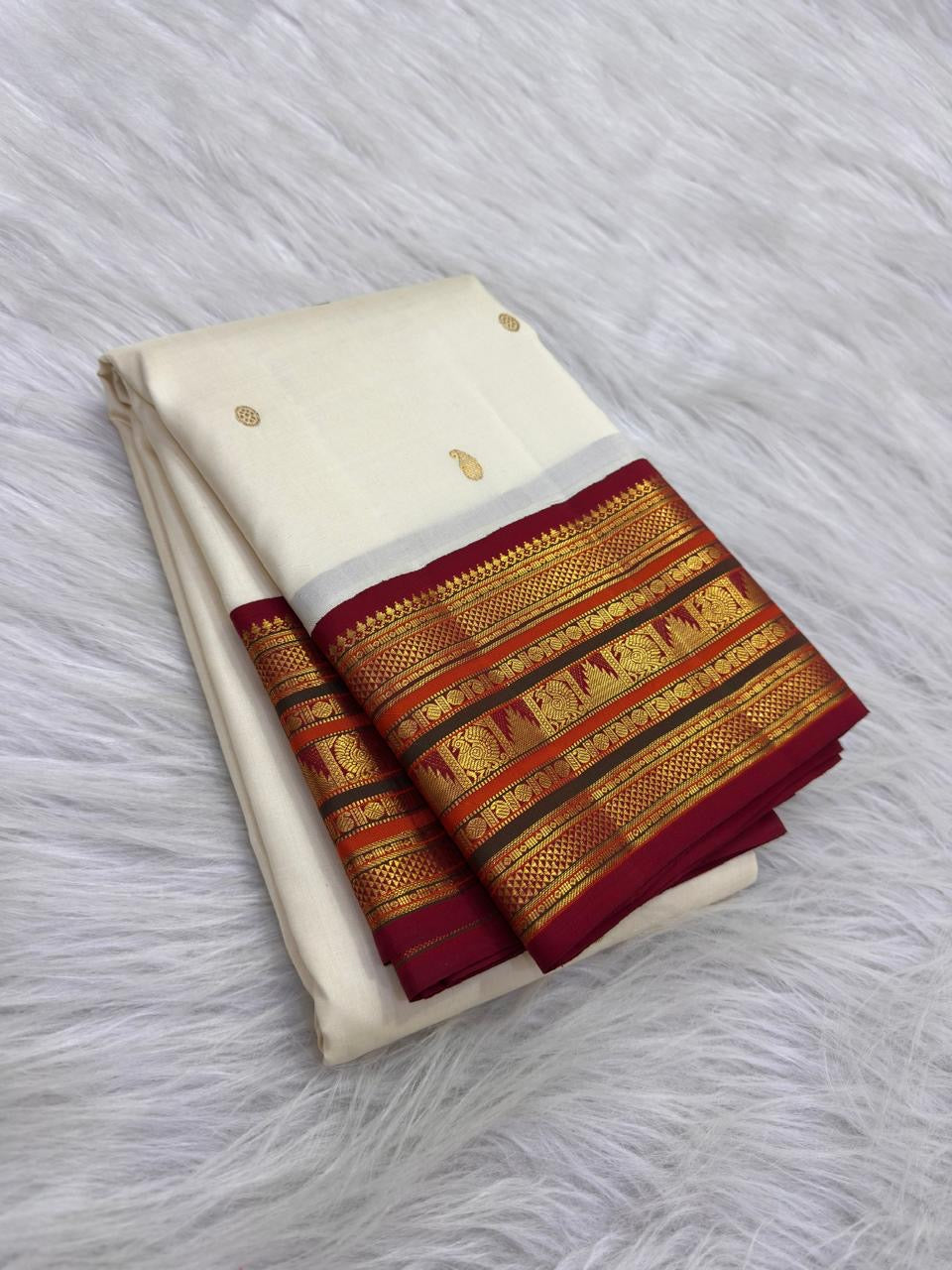 Decorative peacock and Thazhampoo-inspired motifs in the Arakku red woven border