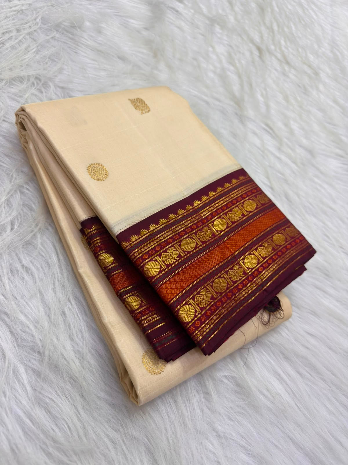 Arakku red border detail, warm-ivory Kanjivaram Korvai saree