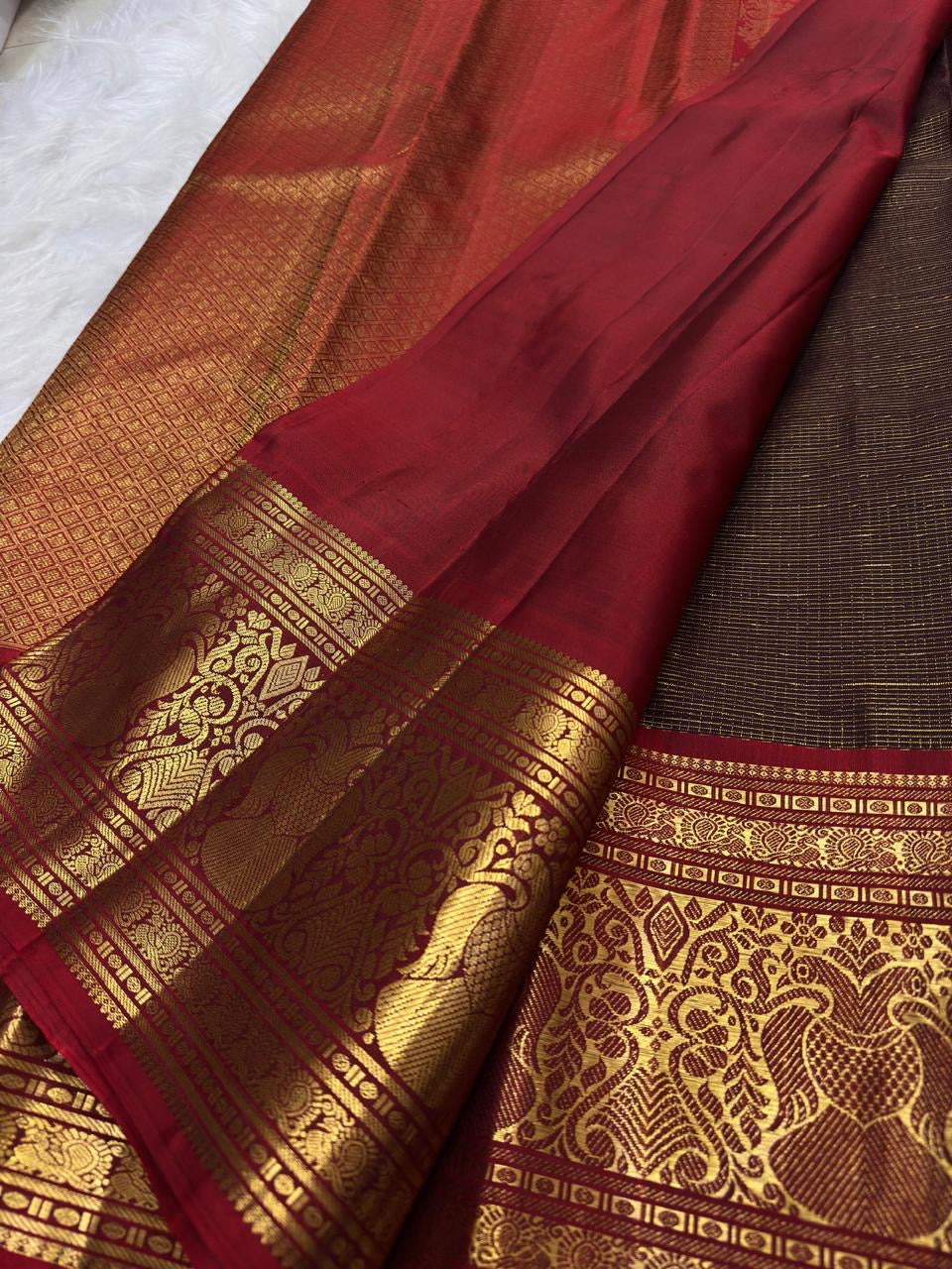 Arakku Red Kanchipuram pallu with dense geometric gold zari field and intricate ceremonial woven detailing.