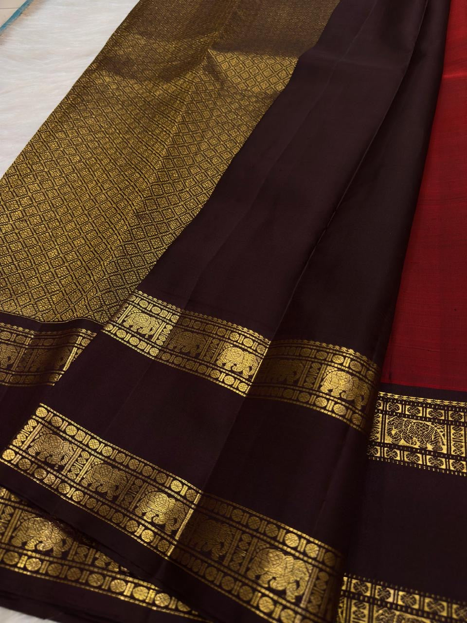 Arakku red Pure Silk Kanjeevaram Rettapet saree with chocolate brown Yaanai zari border, detail view 3