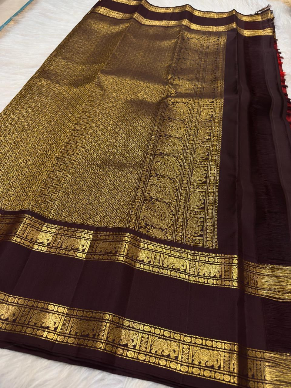 Arakku red Pure Silk Kanjeevaram Rettapet saree with chocolate brown Yaanai zari border, detail view 5