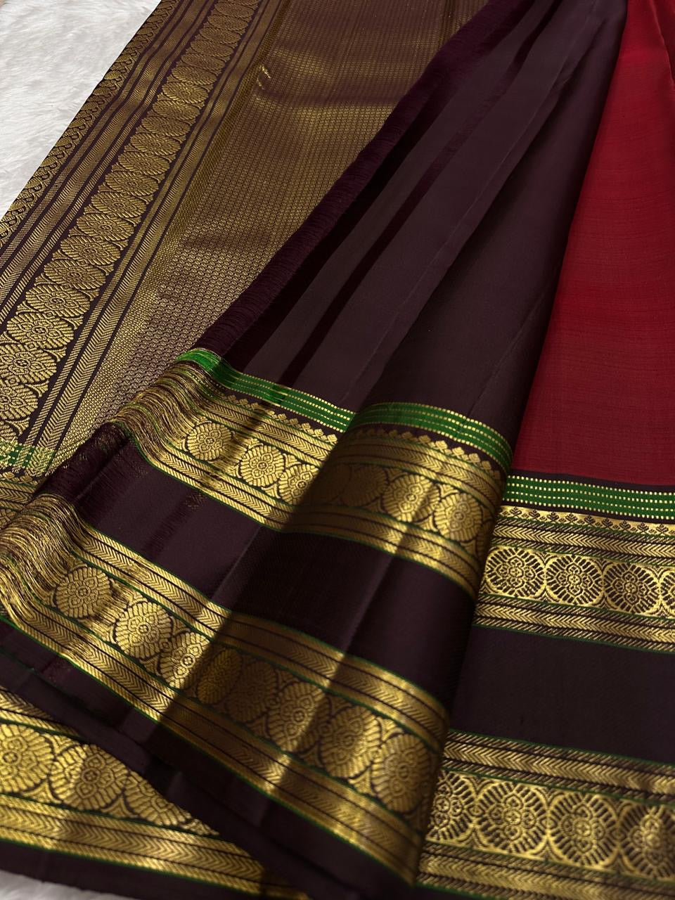 Arakku red body detail showing larger gold zari buttas.