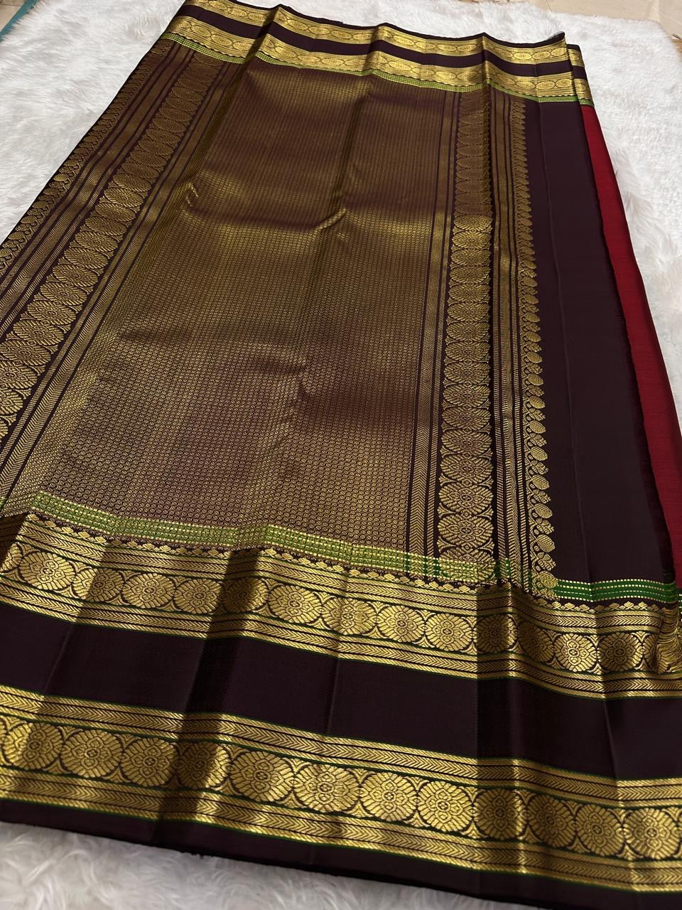 Border detail showing slim green highlight bands and gold zari.