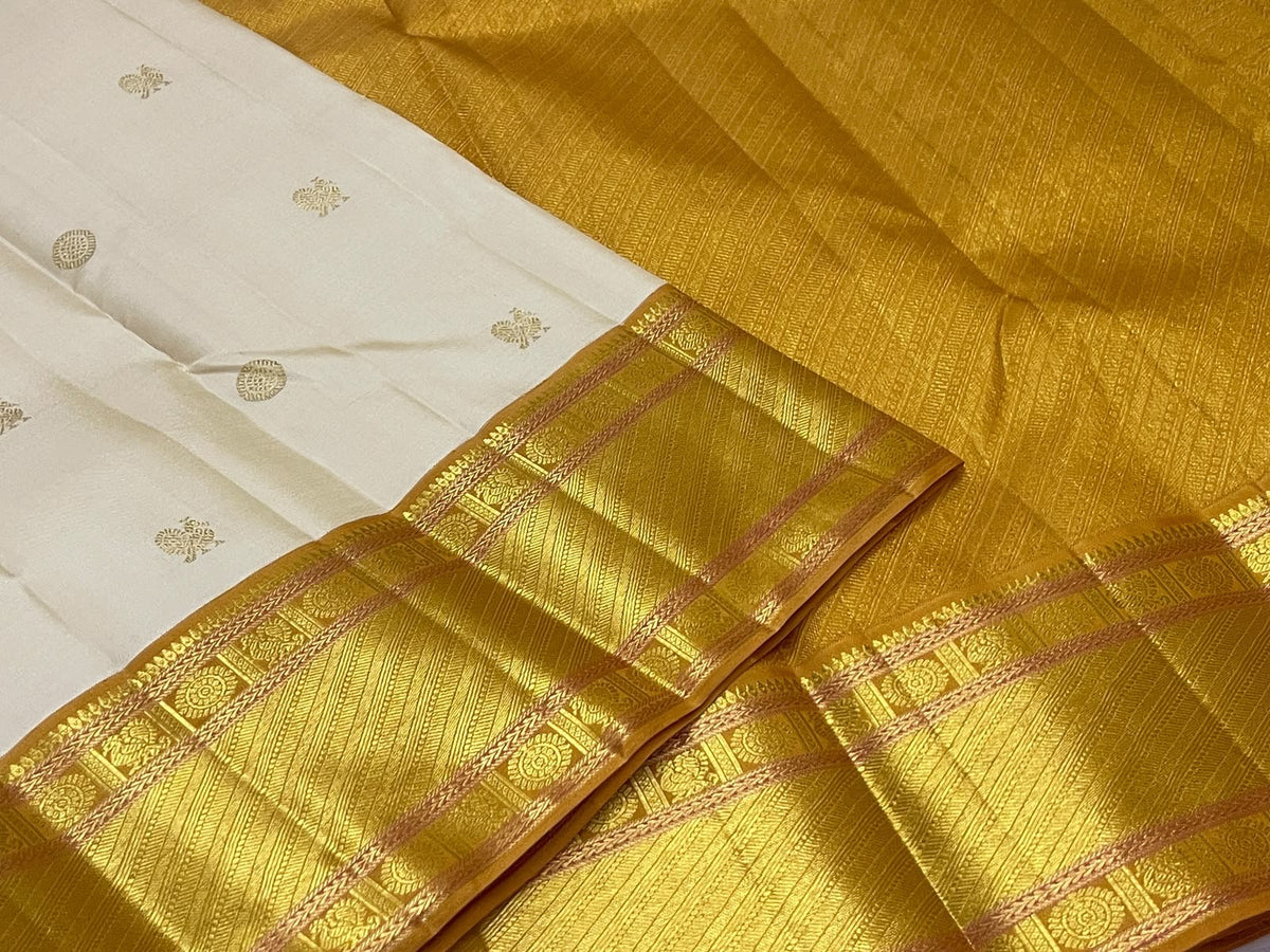 Warm Ivory Handwoven Pure Silk Kanchipuram Saree with Bavanji Border and Mayil Chakram, pallu detail