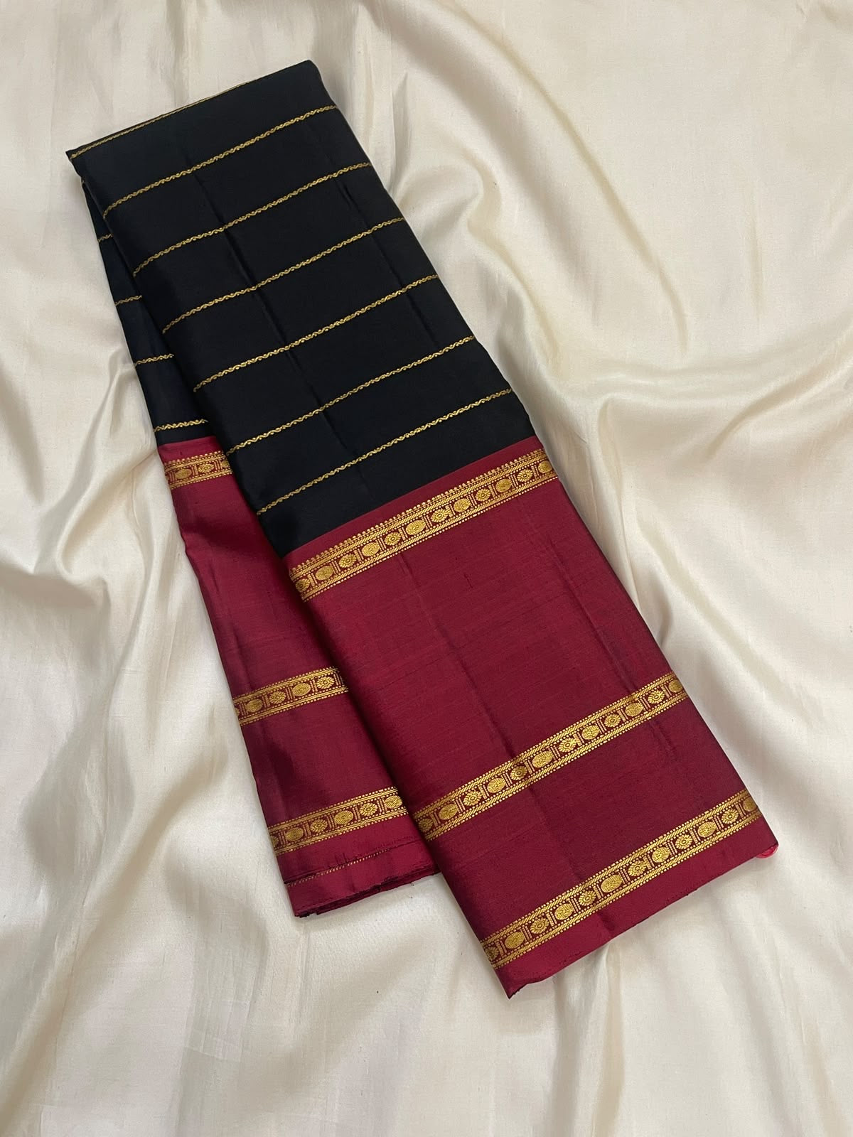 Korvai contrast between black body and Arakku red border on vintage Kanjipuram saree