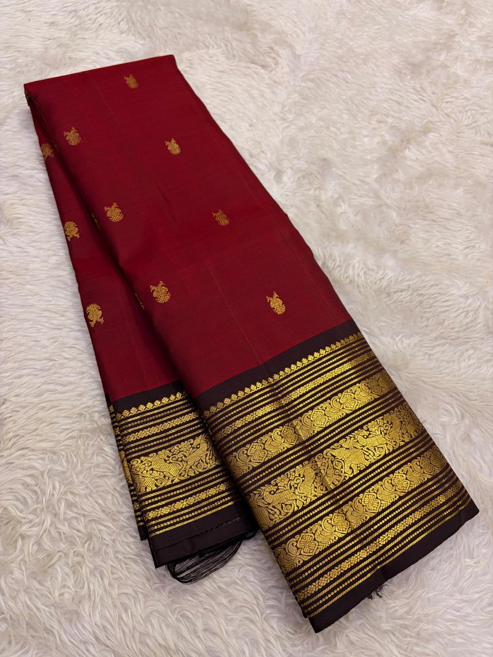 Black korvai border Kanchipattu saree – folded view
