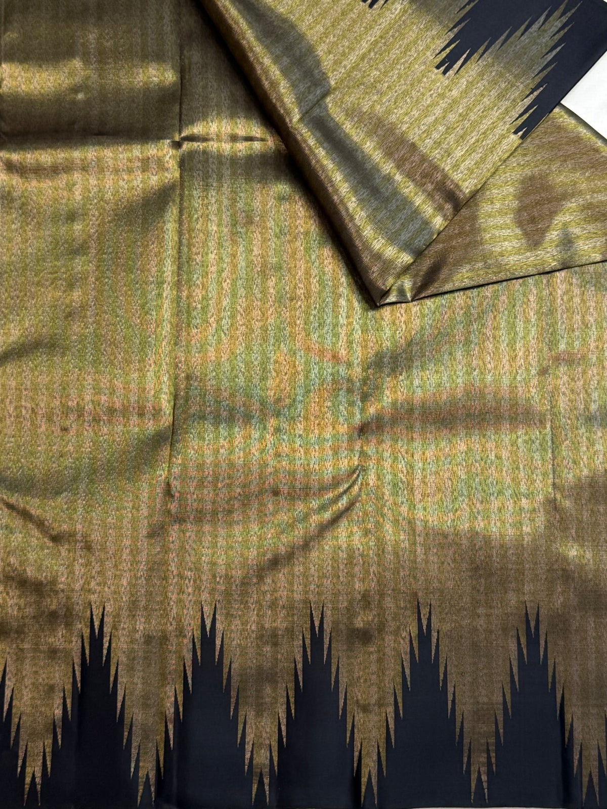 Black and gold handwoven ettukol saree, close view of the weave