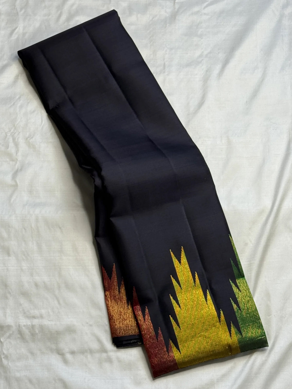 Black gold zari Ettukol Kanchipuram silk saree pallu