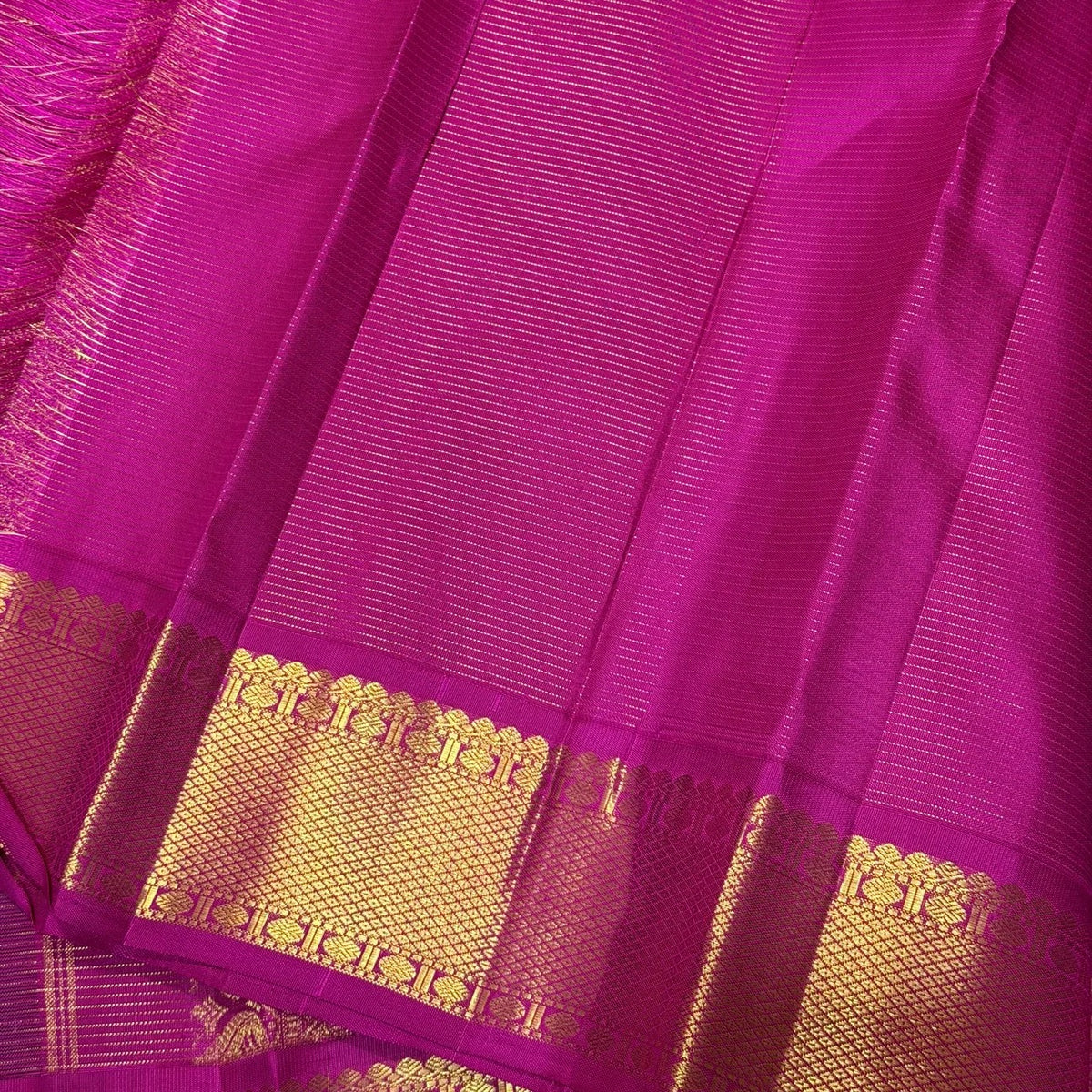 Closeup of the colour and border interplay on the Kanchana Black Handwoven Pure Jari Korvai Kanjivaram Saree with Vairaoosi Kattam Body and Pink Borders.