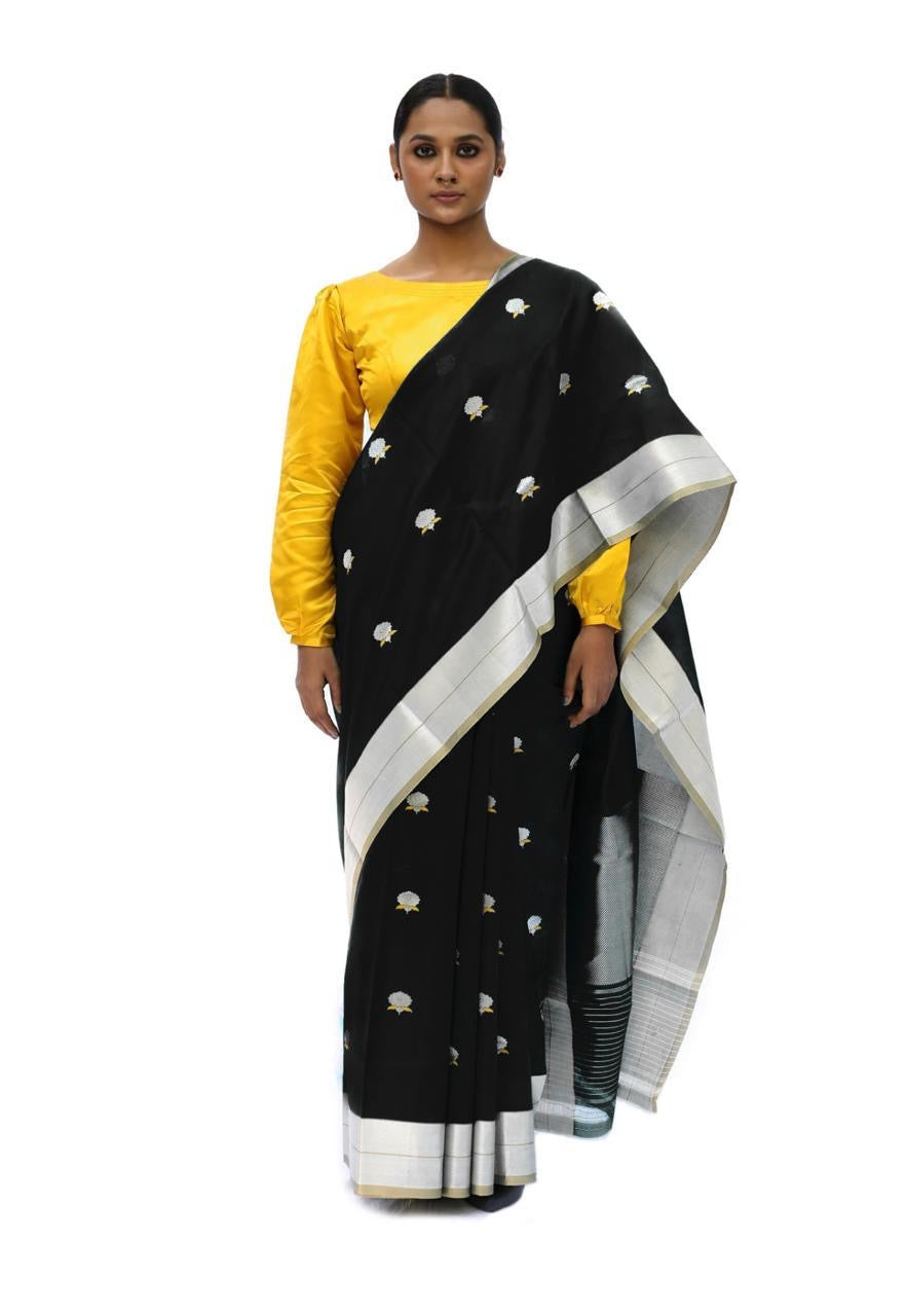 Metallic silver-grey linear weaving in Chanderi pallu
